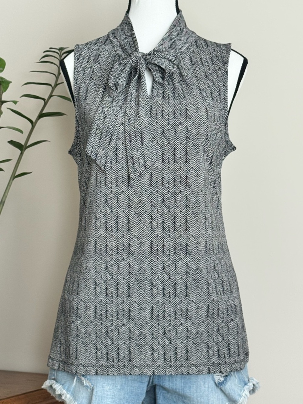 Banana Republic Sleeveless Black & White Tie-Neck Women's Top size Small